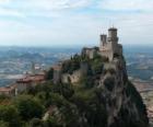 Tours à créneaux ou merloné d'un château qui repose sur les rochers