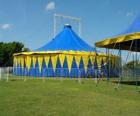 Vue extérieure d'un chapiteau du cirque en vue de la fonction ou de performance