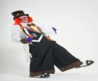 Clown avec le plein de costumes, un chapeau, perruque, gants, cravate, pantalon gros et gros souliers