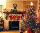Foyer en Noël avec les chaussettes accrochées et avec les ornementations de Noël