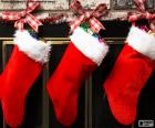 Chaussettes de Noël avec décoration et accrochés au mur de la cheminée