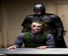 Batman interroge et son ennemi, le Joker