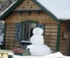 Bonhomme de neige près d'une maison