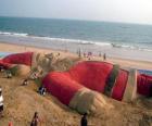 Père Noël sculpture sur la plage fait