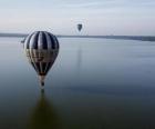 Ballon volant sur l'eau