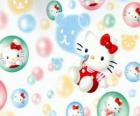 Hello Kitty jouant à faire des bulles de savon