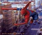 Spider Man se déplace de manière très rapide et agile par la ville en étant équilibré avec sa toile d'araignée