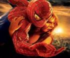 Spiderman avec une jeune dans des bras accrochés d'une toile d'araignée par le ciel de la ville