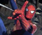 Le visage de Spiderman avec le masque et de vêtement spécial