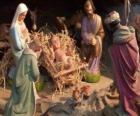 La Sainte Famille dans l'étable avec le boeuf et le mulet, un berger avec un mouton et un roi de leur donner des cadeaux à Jésus