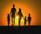 Famille, père, mère et enfants qui marchent à Tre crépuscule