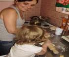 Grand-mère lui enseigne la petite-fille de cuisinier