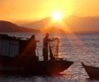 Les pêcheurs au coucher du soleil