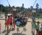 Groupe d'enfants jouant dans le parc