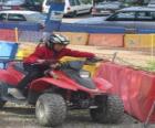 Jeune fille conduisant un quad