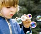 Enfant jouant à faire des bulles de savon