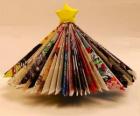 Arbre de Noël à partir de feuilles de magazines et une étoile jaune à la pointe