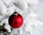 Boule de Noël suspendu à l'arbre