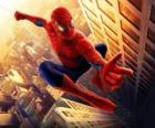 Spiderman sautant entre les immeubles de la ville avec son balancement araignée