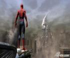 Spiderman, l'home-araignée, en haut d'un immeuble par le contrôle de la ville