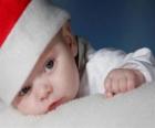 Enfant avec un chapeau de Père Noël