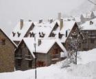 Paysage de neige petit village de montagne