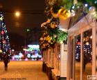 Orné de boules de Noël sur les façades de la rue