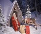 Santa à la porte de sa maison avec un renne et des cadeaux