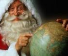 Le Père Noël avec un globe