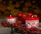 Bougies de Noël éclairé et orné de petits fruits rouges