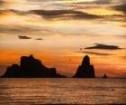 Coucher de soleil sur la mer avec les îles Medes en arrière-plan