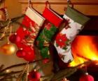 Chaussettes de Noël avec décoration et accrochés au mur de la cheminée