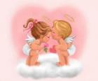 Cupids en amour sur un cœur de Saint-Valentin