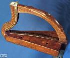 La harpe est un instrument à cordes, est d'origine irlandaise. Ne dépasse pas 75 cm de hauteur