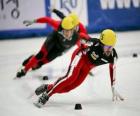 Trois patineurs dans une course de patinage de vitesse