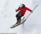 Skieur en descendant une pente raide