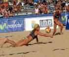 Beach Volley - Lecteur de sauver une balle dans les yeux de son compagnon