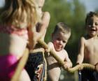 Enfants jouant avec câble de traction