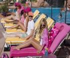 Ryan Evans (Lucas Grabeel), Sharpay Evans (Ashley Tisdale) dans la piscine