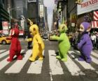 Po, Laa-Laa, Dipsy et Tinky Winky, traverser une rue