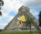 Maya l'abeille en face d'un temple maya