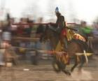 Chevalier a lancé une attaque rapide de lennemi avec la lance à cheval