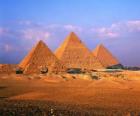 La Grande Pyramide de Gizeh, dans le centre ainsi que deux autres pyramides importants du complexe de la Nécropole de Gizeh à la périphérie du Caire, Egypte