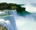 Chutes du Niagara, cascades volumineux sur la frontière entre le Canada et les États-Unis