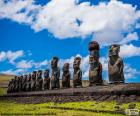 Les statues Moai de l'île de Pâques ou Rapa Nui, statues en pierre du Chili sur une île située au milieu de l'océan Pacifique