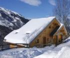 Maison de montagne faite de bois