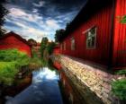 Maisons rouge à côté d'un canal