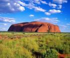 L'immense monolithe d'Uluru parc national d'Uluru-Kata Tjuta, en Australie.