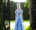 Alice (Mia Wasikowska) un jeune de 19 ans, entrant dans la maison victorienne où il a vécu dans son enfance