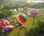 Vue aérienne d'un festival de montgolfières